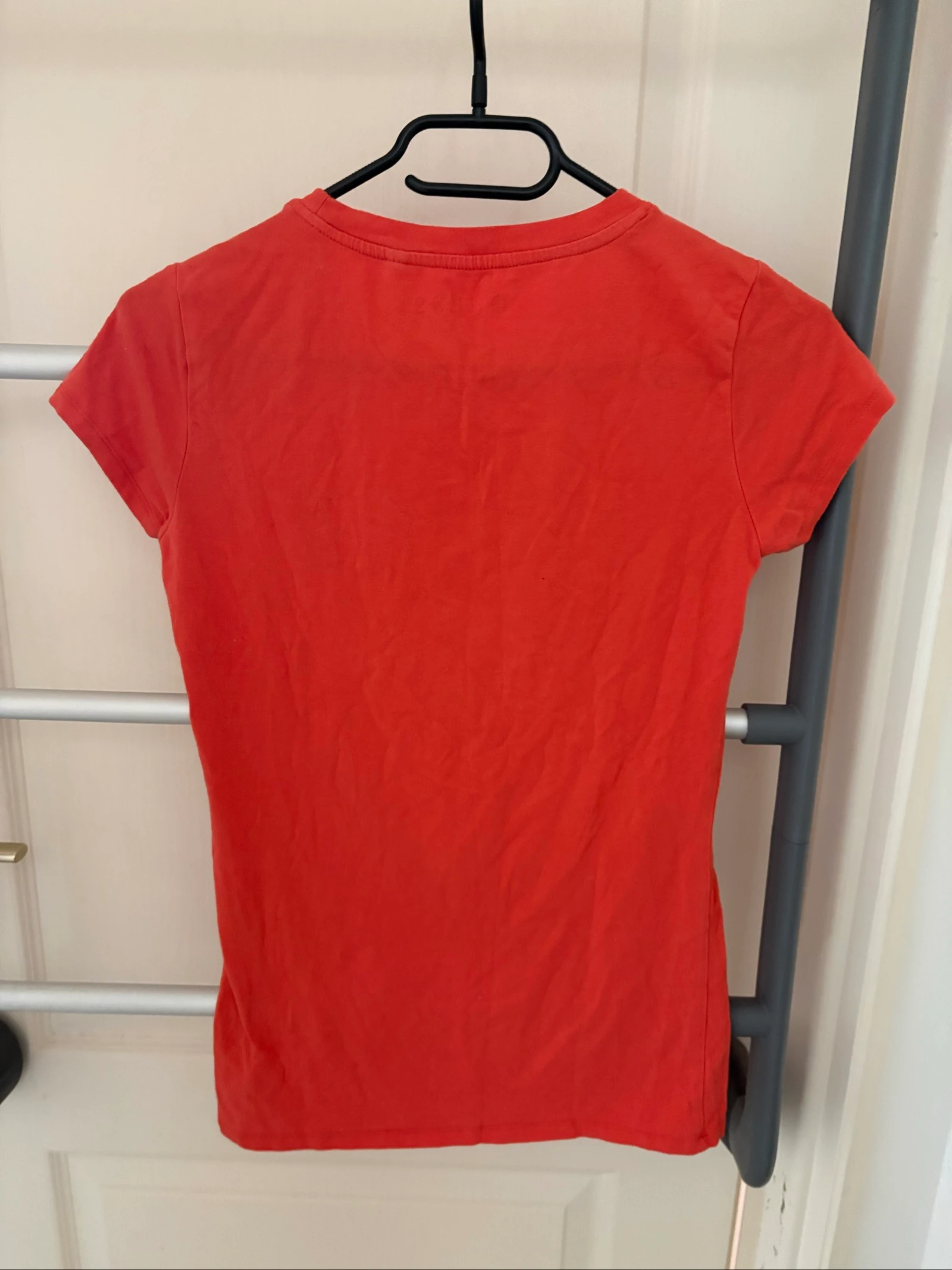 T-shirt Guess rouge avec logo strass - Taille XS – photo 2